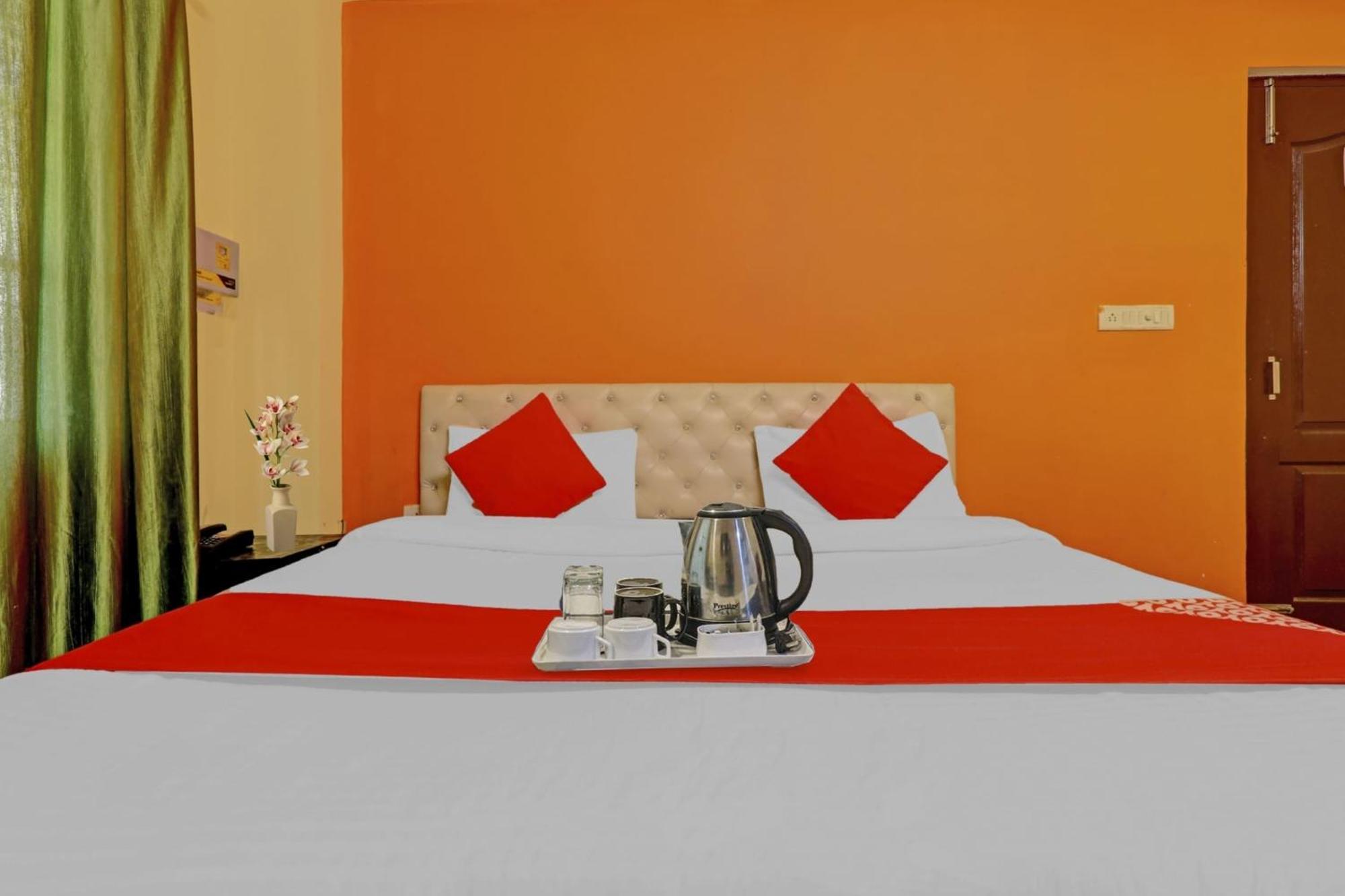 Hotel O J.D Palace Chinhat Bagian luar foto