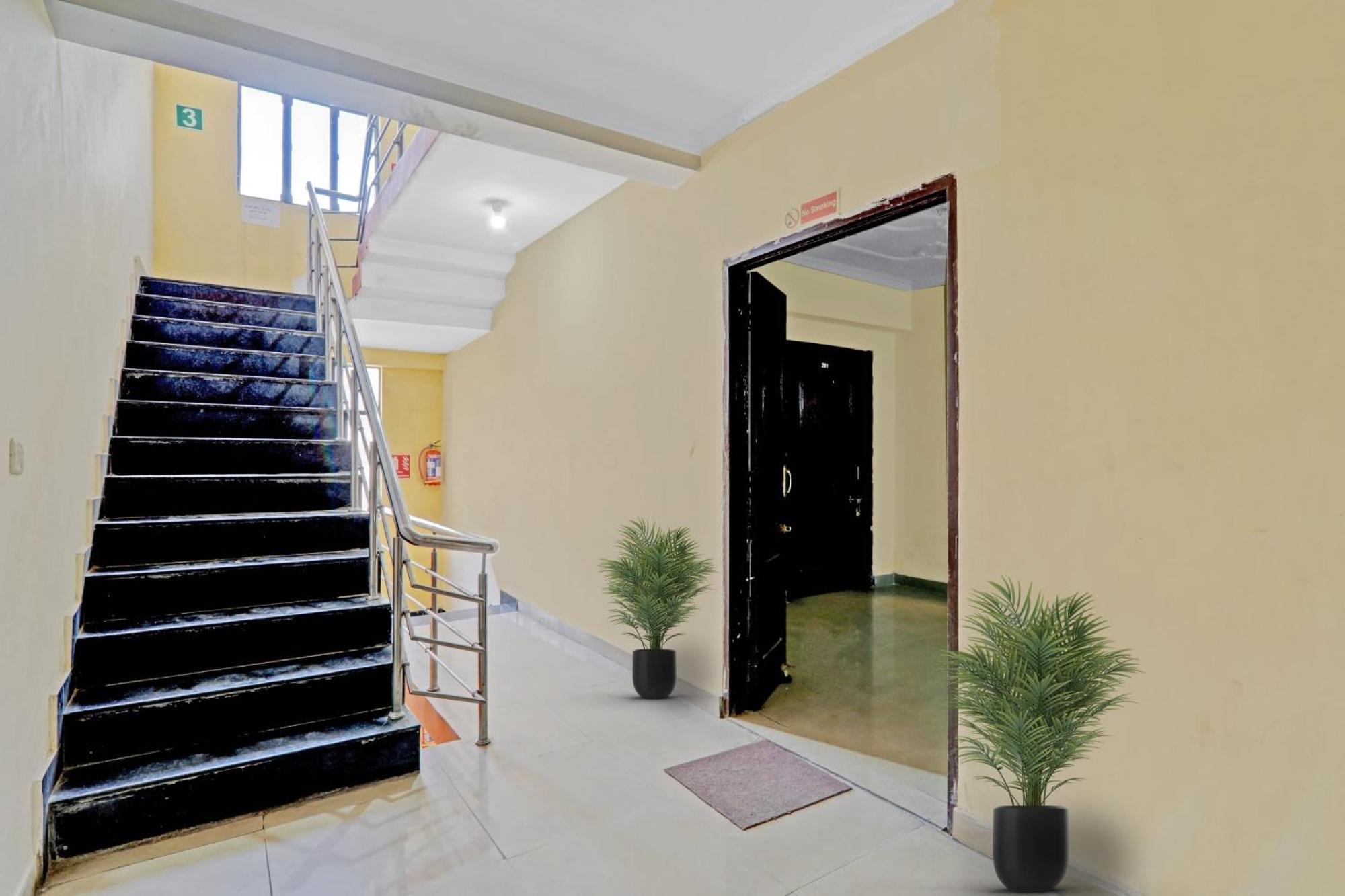 Hotel O J.D Palace Chinhat Bagian luar foto